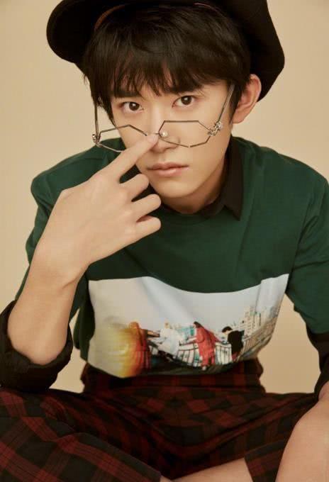 娱乐圈爆料圆脸小花哥哥,圆脸小花与神秘哥哥的甜蜜互动,揭秘背后故事 第1张 娱乐圈爆料圆脸小花哥哥,圆脸小花与神秘哥哥的甜蜜互动,揭秘背后故事 第1张